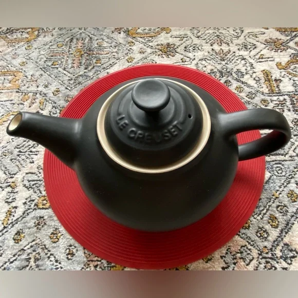Le Creuset Matte Black Teapot - Picture 4 of 13